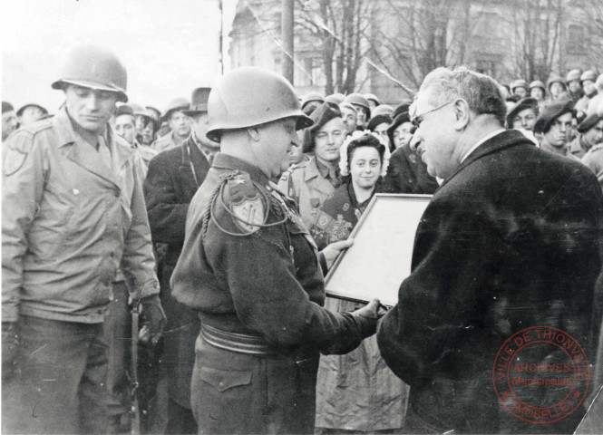 Fête de la Libération : 16.12.1944. Le général WALKER Walton Harris reçoit un diplôme d'honneur des mains de Henri Léonard