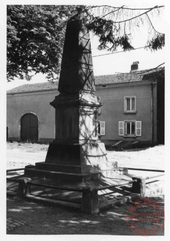 Monument aux morts de Gavisse situé 12 rue Jeanne d'Arc, devant l'église