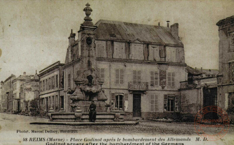Reims (Marne) - Place Godinot après le bombardement des Allemands