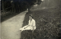 [Photographie de Yvonne Hourte à la campagne sur un bord de chemin dans les années 1910]