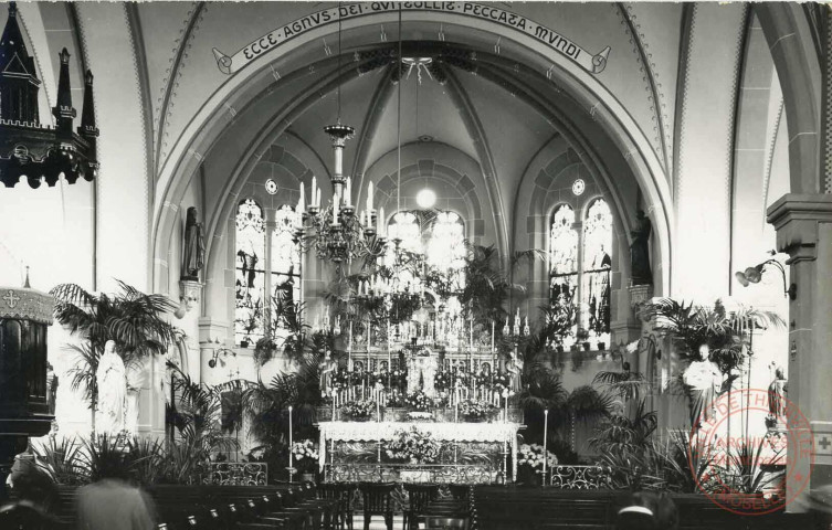Décoration de l'église de Guentrange à l'occasion d'une fête religieuse