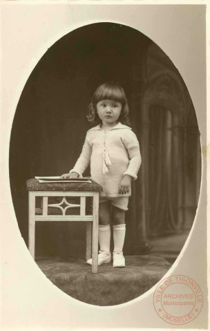 Portrait d'un enfant en studio