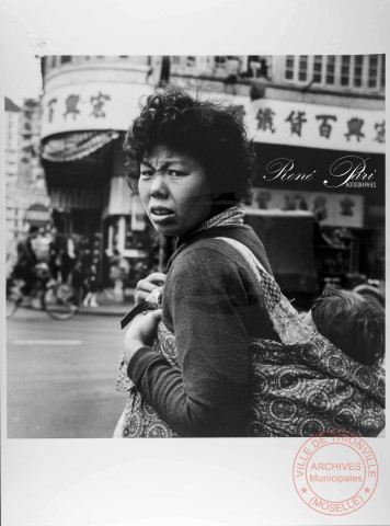 Hong-Kong, avril 1962 - Portrait d'une jeune femme chinoise portant son enfant