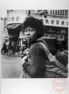 Hong-Kong, avril 1962 - Portrait d'une jeune femme chinoise portant son enfant