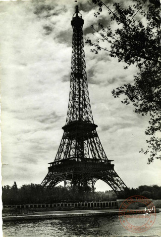 Paris... en flânant - La Tour Eiffel -Place de la Concorde - Les Jardins du Trocadéro - Perspective des sept ponts