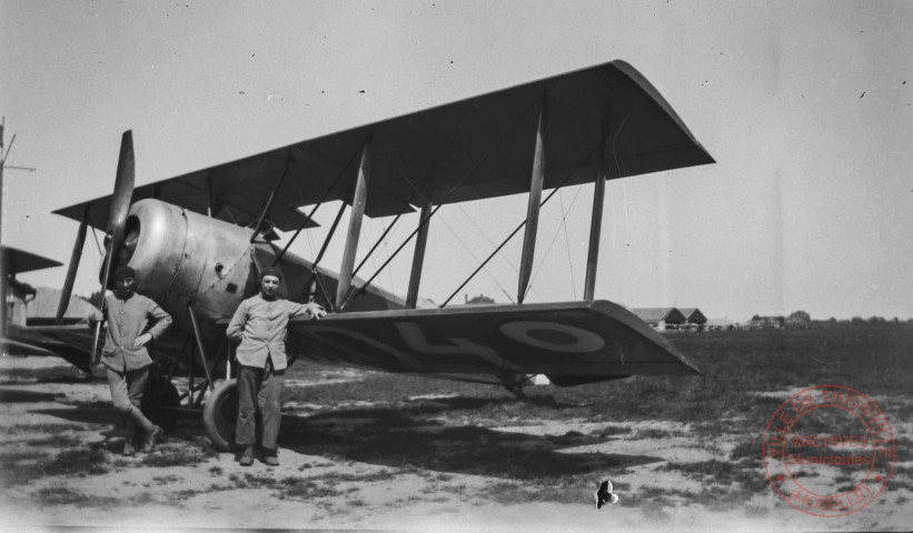 [2 avions biplans sur l'aérodrome de Basse-Yutz, le premier est un Breguet 14 (écrit sur la gouverne de direction) et le second non reconnu]