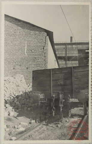 Magasin à briques. Angle du pignon sud lézardé par une bombe à proximité.