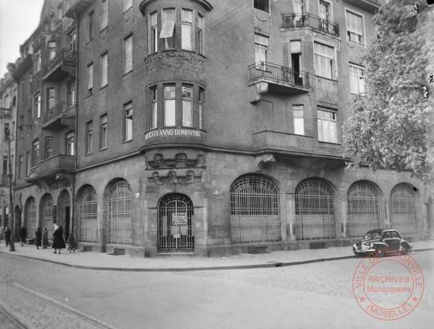 [Immeuble de la Caisse d'Epargne à l'angle du boulevard Poincaré et de la place de la République]