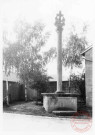 Bildstock situé à l'entrée du cimetière de Cattenom, 2 rue de la Fontaine. Calvaire érigé en 1820, Christ en croix, Vierge, Saint-Jean, tête, ange, feuillage