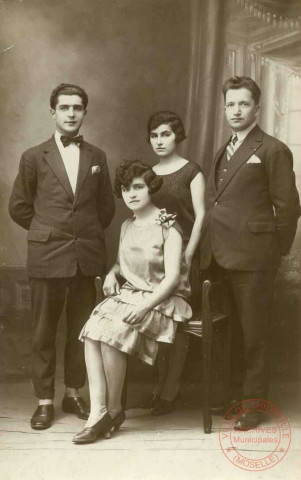 Photo en studio d'une famille. Il est écrit au dos "Souvenir de nos fiancailles du 27 mai 1928. Marie-Thérèse Lhuilier"