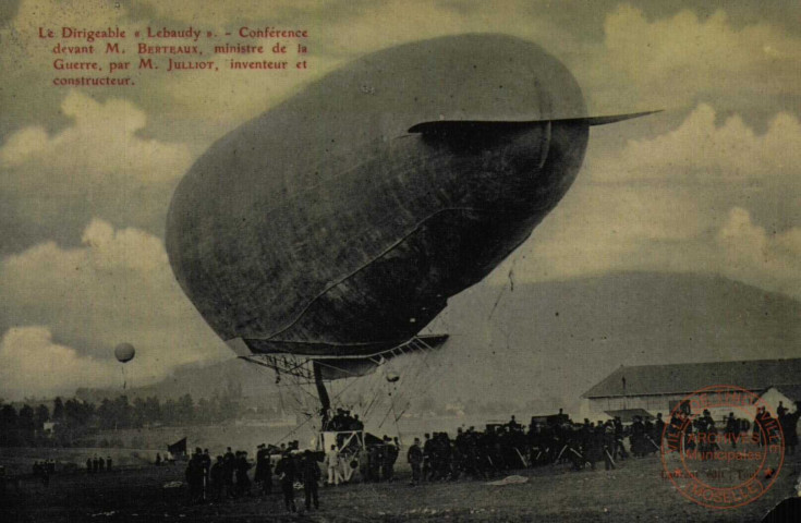 Le Dirigeable 'Lebaudy'.- Conférence devant M. BERTEAUX, ministre de la Guerre, par M. JULLIOT, inventeur et constructeur