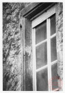 Fenêtre d'une maison située à Cattenom. Lieu exact non déterminé. Des inscriptions latines sont gravées sur la bordure
