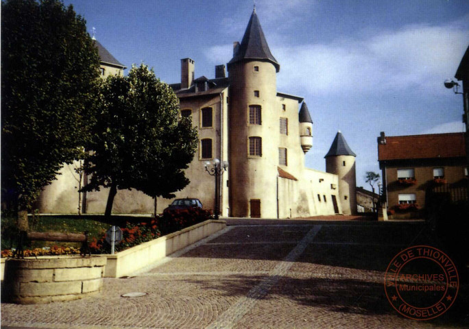 Luttange (Moselle) / Le château féodal, la place et le puits