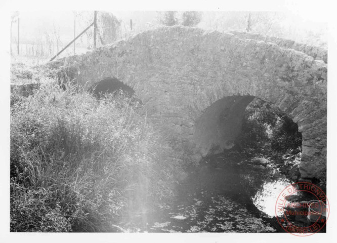 Pont en pierre situé impasse du Vieux Pont à Basse-Rentgen