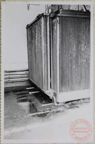 Transformateur 30000/10000 V de 750 kVA. Fuites d'huile.