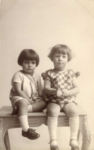 [Photographie de la petite Mady Martha avec une autre petite fille]