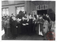 Fête de la Libération :les personnalités devant l'hôtel de ville provisoire, le maire Léonard s'adresse au préfet Rebourset