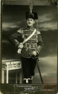 [Hussards en tenue posant pour le photographe]