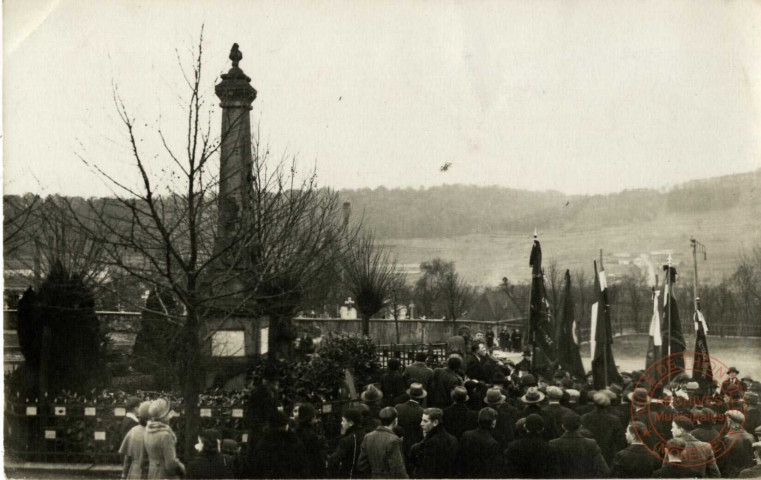 Nilvange - [Manifestation Patriotique devant le monument aux morts]