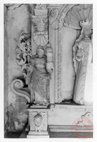 Retable architecturé à niche situé dans l'oratoire de Haute-Parthe (commune de Boust), rue des Faisans. Il présente 3 statues : Ici le détail de Sainte-Barbe. Sculpté par Nicolas Greff