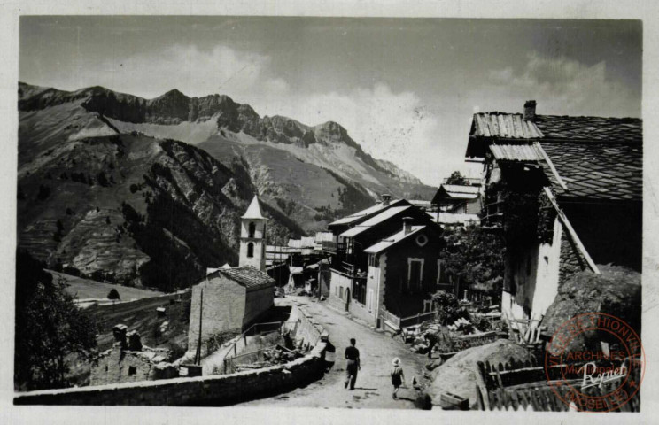 Route des Grandes Alpes : Saint-Véran(H.A.) alt 2040 m. Le plus haut village habité d'Europe : Le Temple et Quartier de la Ville : Dans le fond, le Rocher Declos