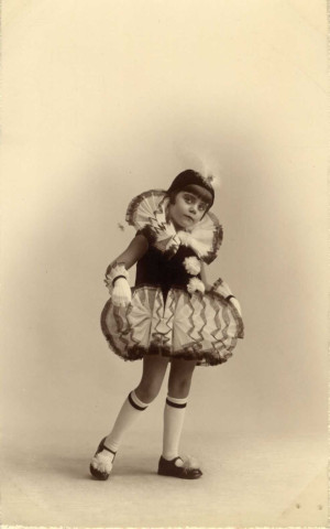 [Photographie de jeunes filles déguisées]