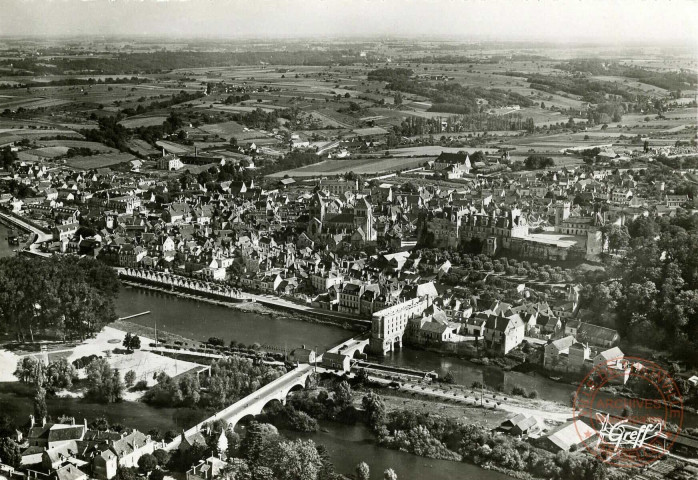 En Touraine. Saint-Aignan-sur-Cher (Loir et Cher). Vue aérienne: La Plage ,La Ville et le Château.