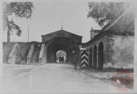 [Reproduction d'une photographie de la porte de Sarrelouis vers 1900]