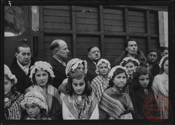 Foire exposition de 1948 - Jeunes filles en costume typique lorrain et autorités civiles en fond