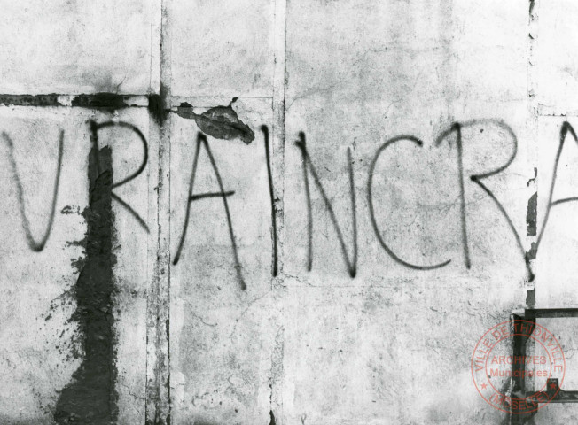 [Usinor, graffitis et quête pour les grévistes]