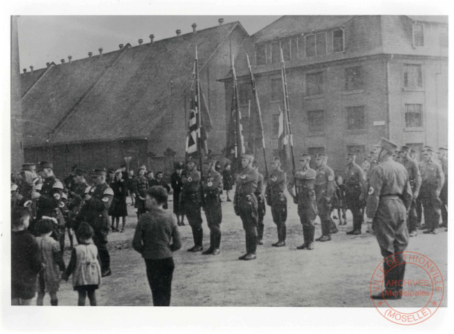 Le porte-drapeaux des S.A. à Thionville, boulevard Foch - 1943