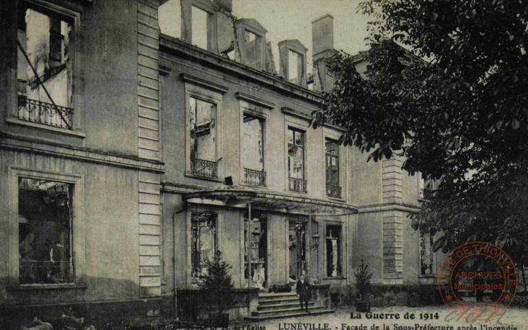 La Guerre de 1914 - LUNEVILLE - Façade de la Sous-Préfecture après l'incendie