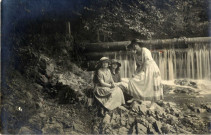 [Photographie des trois soeurs Hourte près d'une cascade dans les années 1910]