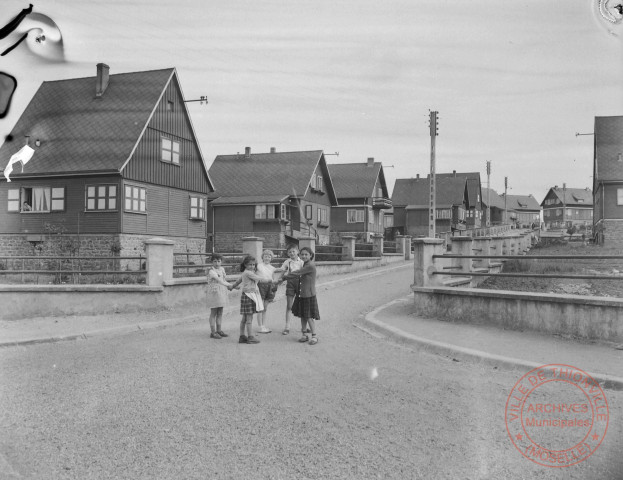 [Vue de la cité des chalets à Yutz, un groupe d'enfants fait une ronde]