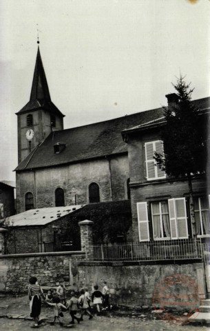 Oeutrange (Moselle) - L'Eglise et le Presbytère