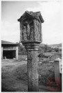 Calvaire situé à Koenigsmacker (angle de la rue de Thionville et de l'impasse des Muguets) représentant la crucifixion, La niche gauche représente le donateur agenouillé devant un saint. Dans la niche droite, Saint Nicolas et les 3 enfants dans le saloir