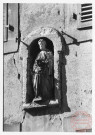 Niche présente sur une façade de maison de Gavisse, il y a une statue d'un homme avec une petite fille. Lieu exact non déterminé