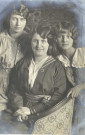 [Photographie de Madeleine Hourte avec deux jeunes filles en 1915]
