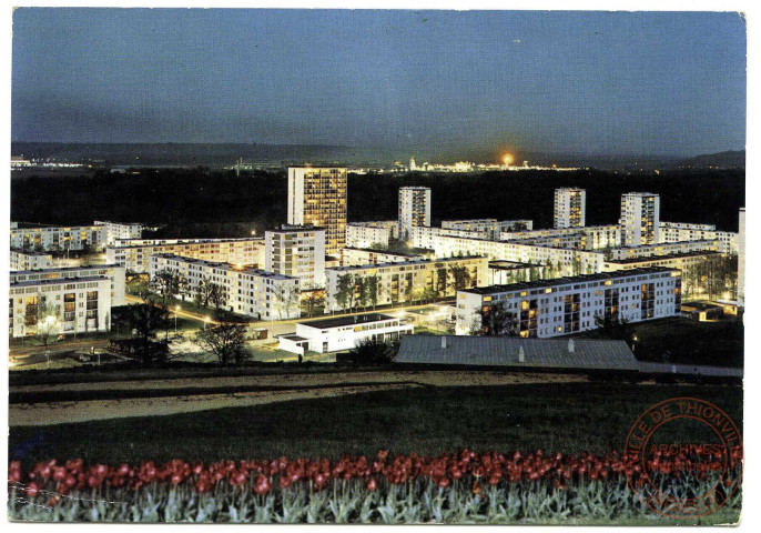 Mourenx-Ville Nouvelle - Vue de nuit - Au fond le complexe chimique d'Aquitaine-Chimie