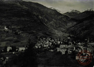 Les alpes : Le Queyras : Abries (1547 m) : Vue générale et le Calvaire