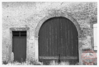 Grange située Chemin de Ronde à Rodemack (à gauche derrière l'église). Linteau de 1736