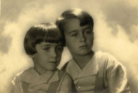 [Photographie d'un jeune garçon et d'une jeune fille]