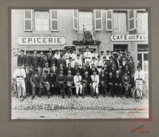 [Photo de groupe du Vélo Club Reine des Alpes devant le café de Roussy-le-Village]