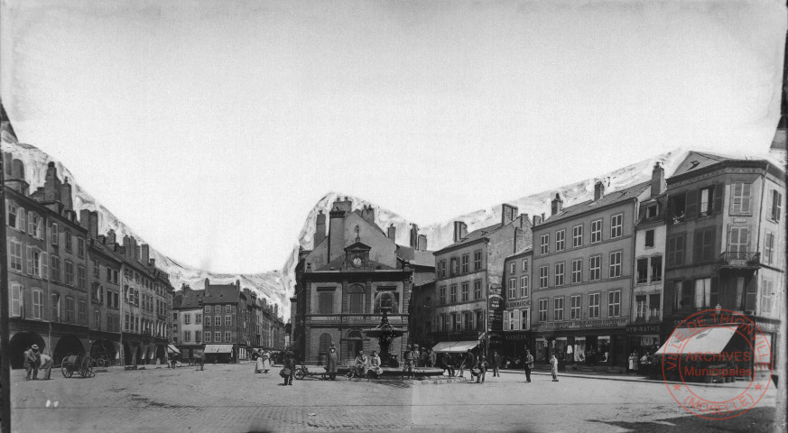 [Place du Marché. Derrière la fontaine, la police de la ville. Différents commerces, café, Hym-Mathis, magasin de confection Woll-Weisswaaren, "Au bon Marché" A. Lesceux, Marx, bazar]