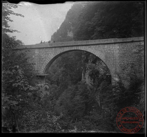 Pont sur une route de montagne