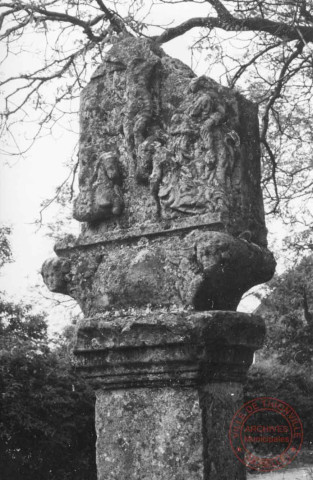 Calvaire situé au 13 rue Saint-Jean (angle rue de la Fontaine). Christ en croix, pâmoison de la Vierge, le coup de lance, présentation du vin aigre à Jésus