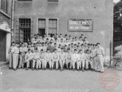 [Groupe de militaires devant le cercle - mess des sous-officiers]