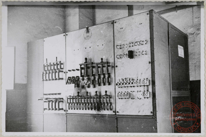 Tableau B.T. de Metzange. Appareillage démoli et enlevé.