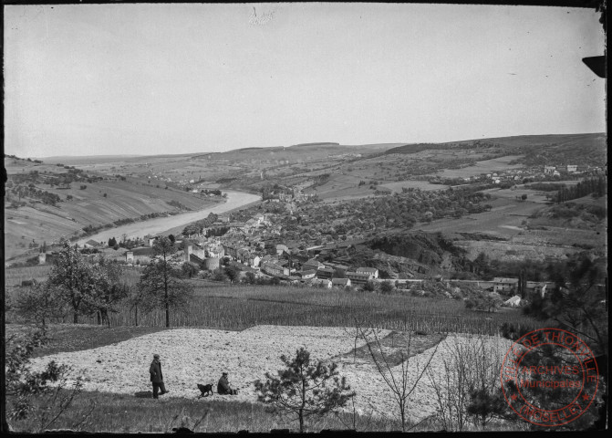 [Vue panoramique de Sierck-les-Bains prise de la côte de Rettel vers le nord-est]