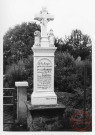 Calvaire érigé par le sculpteur Jean Valzer (de Koeking), pour Pierre Schouman de Basse-Parthe (Boust). Christ en croix, Saint Pierre et Sainte Jeanne - 96 rue Général de Gaulle à Boust